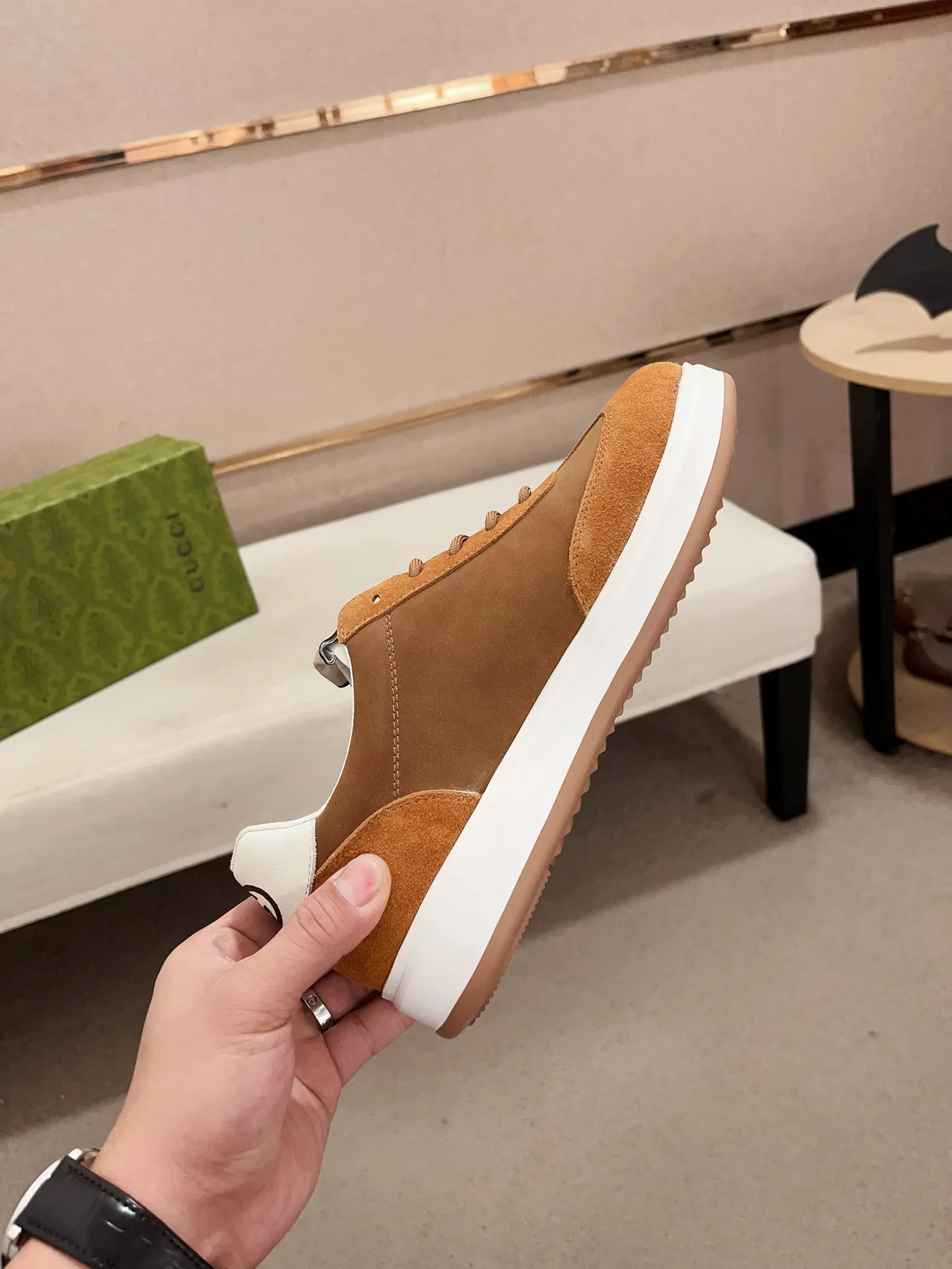 Men's shoes 💰 462 💰 High-quality new GUCCI counters are launched simultaneously. The new men's shoes, 😘fabrics are selected from imported cowhide, and the lining is sheepskin lining. 👍🏿 High-end ☄️ air-cushion molded anti-slip rubber outsole, exquisite lines, simple and elegant, comfortable and high-end for leisure travel. Code number: 38 to 44 (45 can be customized and cannot be returned or exchanged)